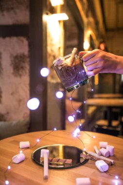 Bir cam izole çift duvarlı sıcak içecekler topluluğu. Kakao, kahve, çay