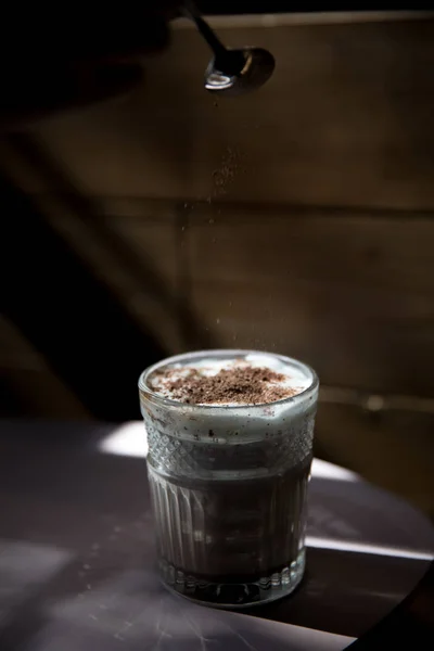 Coleção de bebidas quentes em um copo com paredes duplas isoladas. Cacau, café, chá — Fotografia de Stock