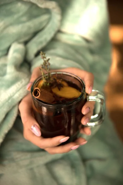 Колекція гарячих напоїв у склянці з подвійними стінами ізольована. Какао, кава, чай — стокове фото