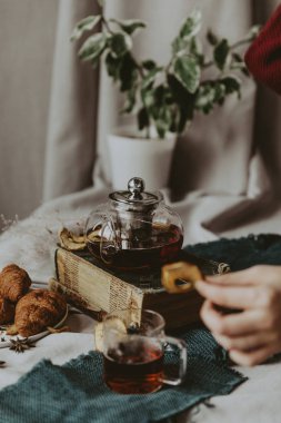 sıcak siyah çay, Restoran tarzı sığır dökme. seçici odak üstünde kettle ve çay döktü