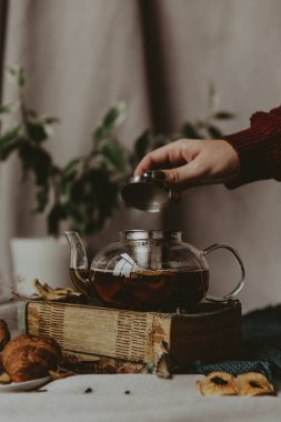 sıcak siyah çay, Restoran tarzı sığır dökme. seçici odak üstünde kettle ve çay döktü
