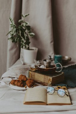 sıcak siyah çay, Restoran tarzı sığır dökme. seçici odak üstünde kettle ve çay döktü