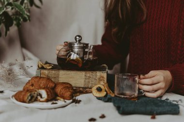 sıcak siyah çay, Restoran tarzı sığır dökme. seçici odak üstünde kettle ve çay döktü