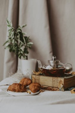 sıcak siyah çay, Restoran tarzı sığır dökme. seçici odak üstünde kettle ve çay döktü