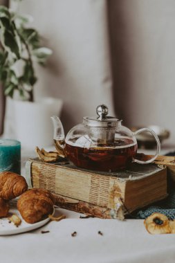 sıcak siyah çay, Restoran tarzı sığır dökme. seçici odak üstünde kettle ve çay döktü