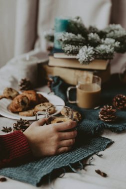 sıcak siyah çay, Restoran tarzı sığır dökme. seçici odak üstünde kettle ve çay döktü