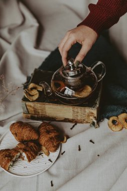 sıcak siyah çay, Restoran tarzı sığır dökme. seçici odak üstünde kettle ve çay döktü