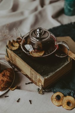 sıcak siyah çay, Restoran tarzı sığır dökme. seçici odak üstünde kettle ve çay döktü