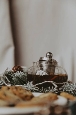 sıcak siyah çay, Restoran tarzı sığır dökme. seçici odak üstünde kettle ve çay döktü