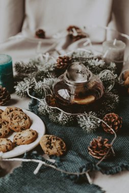 sıcak siyah çay, Restoran tarzı sığır dökme. seçici odak üstünde kettle ve çay döktü