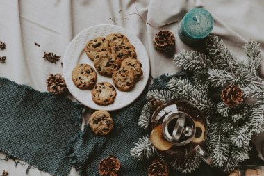 sıcak siyah çay, Restoran tarzı sığır dökme. seçici odak üstünde kettle ve çay döktü