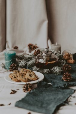 sıcak siyah çay, Restoran tarzı sığır dökme. seçici odak üstünde kettle ve çay döktü