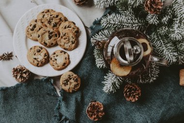 sıcak siyah çay, Restoran tarzı sığır dökme. seçici odak üstünde kettle ve çay döktü