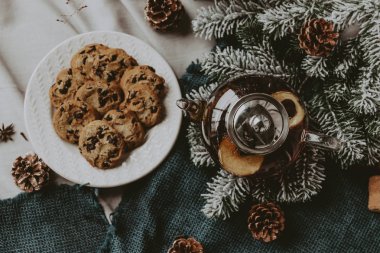 sıcak siyah çay, Restoran tarzı sığır dökme. seçici odak üstünde kettle ve çay döktü