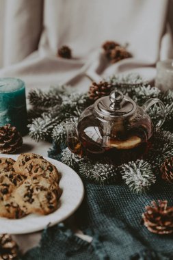 sıcak siyah çay, Restoran tarzı sığır dökme. seçici odak üstünde kettle ve çay döktü