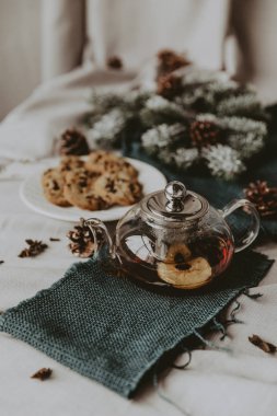 sıcak siyah çay, Restoran tarzı sığır dökme. seçici odak üstünde kettle ve çay döktü