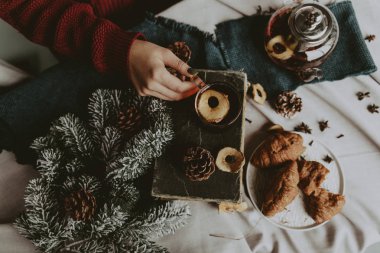 sıcak siyah çay, Restoran tarzı sığır dökme. seçici odak üstünde kettle ve çay döktü