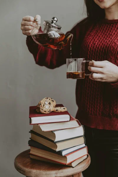 Hälla hett svart te från restaurang stil boskap. selektiv fokuserad på vattenkokare och hällde te — Stockfoto