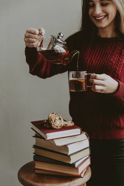 木製の背景にスパイスとガラスで熱いお茶を 選択と集中 まだ生活 食べ物や飲み物 Concept Pouring ホット レストラン スタイルの牛から黒茶 選択的な焦点を当てて — ストック写真