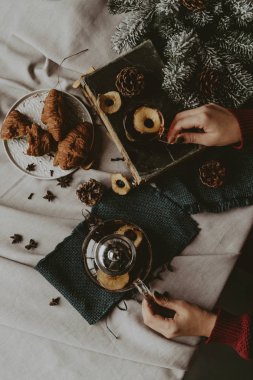 sıcak siyah çay, Restoran tarzı sığır dökme. seçici odak üstünde kettle ve çay döktü