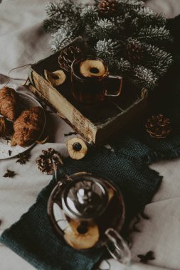 sıcak siyah çay, Restoran tarzı sığır dökme. seçici odak üstünde kettle ve çay döktü