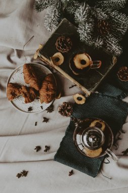 sıcak siyah çay, Restoran tarzı sığır dökme. seçici odak üstünde kettle ve çay döktü