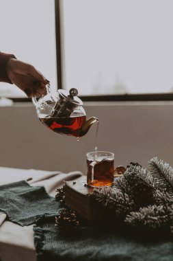 sıcak siyah çay, Restoran tarzı sığır dökme. seçici odak üstünde kettle ve çay döktü