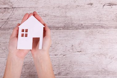 Anahtarı elinde ev. El tutma palmiye ve anahtar üstünde parmak kadar evde