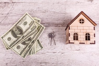 Anahtarı elinde ev. El tutma palmiye ve anahtar üstünde parmak kadar evde