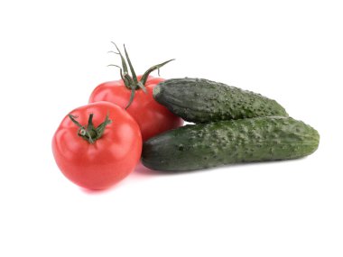 Organik sebze ve meyve. Avokado ve beyaz zemin üzerine domates. Kahvaltı veya aperatif için sağlıklı yemek. Taze doğranmış avokado, salatalık, delik domates