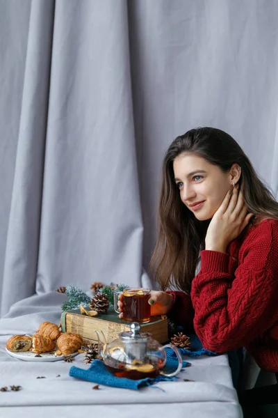 Új év asztal fenyő ágak és dekorációk a fából készült háttér. Karácsonyi tea-cookie-k, mézeskalács, kis csillagok. — Stock Fotó