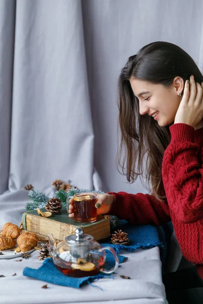 Nieuwe jaar tabel met spar takken en decoraties op een houten achtergrond. Kerst thee met koekjes, peperkoek, kleine sterren. — Stockfoto
