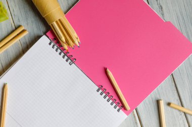 Güzel ve şık Diarys, ahşap arka plan üzerinde dizüstü bilgisayarlar.