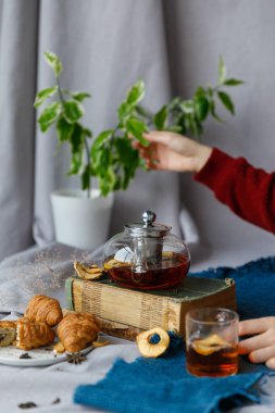 Çam dalları ve dekorasyon ahşap arka plan üzerinde yeni yıl tablo. Tanımlama bilgileri, zencefilli, küçük yıldız ile Noel çay.
