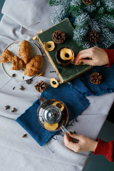 Новорічний стіл з ялиновими гілками та прикрасами на дерев'яному тлі. Різдвяний чай з печивом, пряником, дрібними зірками . — стокове фото