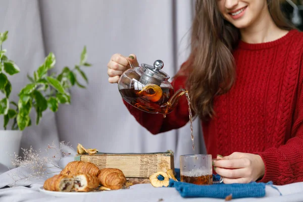 Mesa de Año Nuevo con ramas de abeto y decoraciones sobre un fondo de madera. Té de Navidad con galletas, pan de jengibre, estrellas pequeñas . — Foto de Stock