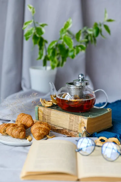 Table du Nouvel An avec branches de sapin et décorations sur un fond en bois. Thé de Noël avec biscuits, pain d'épice, petites étoiles . — Photo