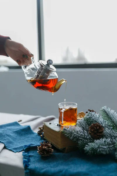 Table du Nouvel An avec branches de sapin et décorations sur un fond en bois. Thé de Noël avec biscuits, pain d'épice, petites étoiles . — Photo