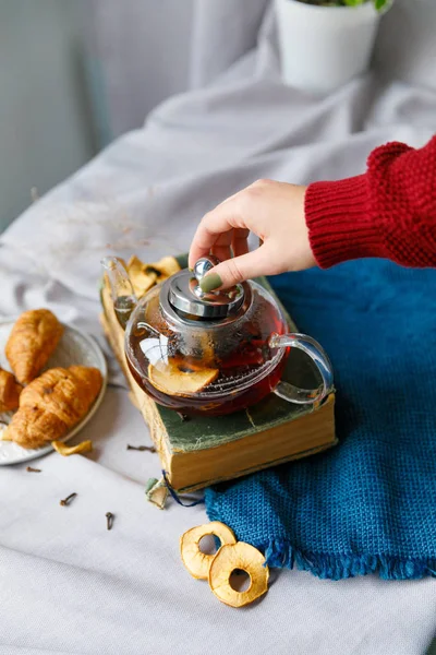 Table du Nouvel An avec branches de sapin et décorations sur un fond en bois. Thé de Noël avec biscuits, pain d'épice, petites étoiles . — Photo