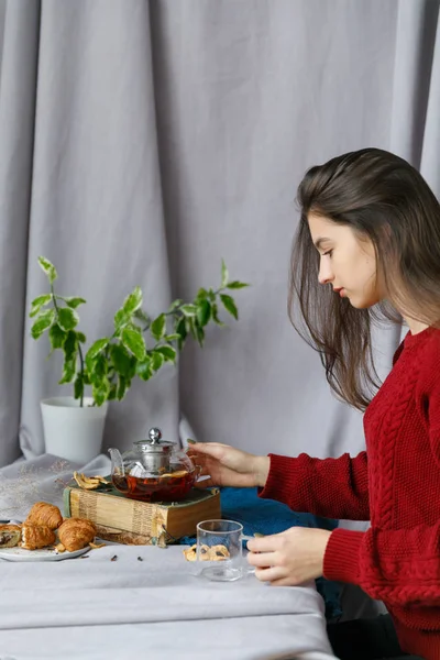 Mesa de Año Nuevo con ramas de abeto y decoraciones sobre un fondo de madera. Té de Navidad con galletas, pan de jengibre, estrellas pequeñas . — Foto de Stock