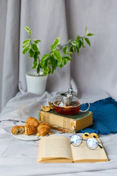 Table du Nouvel An avec branches de sapin et décorations sur un fond en bois. Thé de Noël avec biscuits, pain d'épice, petites étoiles . — Photo