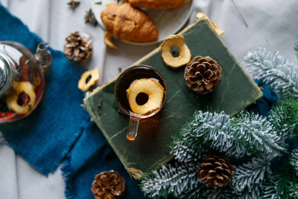 Çam dalları ve dekorasyon ahşap arka plan üzerinde yeni yıl tablo. Tanımlama bilgileri, zencefilli, küçük yıldız ile Noel çay.