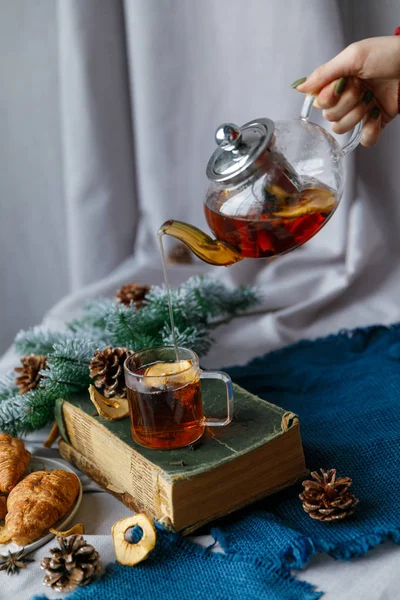 Table du Nouvel An avec branches de sapin et décorations sur un fond en bois. Thé de Noël avec biscuits, pain d'épice, petites étoiles . — Photo