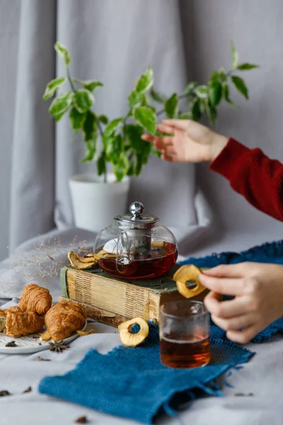 Новорічний стіл з ялиновими гілками та прикрасами на дерев'яному тлі. Різдвяний чай з печивом, пряником, дрібними зірками . — стокове фото