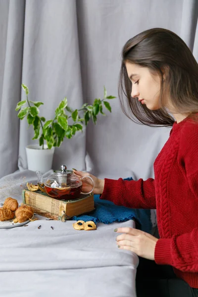 Mesa de Año Nuevo con ramas de abeto y decoraciones sobre un fondo de madera. Té de Navidad con galletas, pan de jengibre, estrellas pequeñas . — Foto de Stock