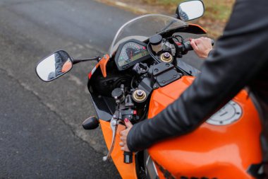 Hooters motosiklet turuncu renk açık sokağa park etti. Çağdaş turuncu kavramı sürme motosiklet motosiklet bisiklet