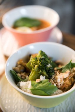 Restoran yemekleri. Güzel ve lezzetli yemekler bir plaka üzerinde