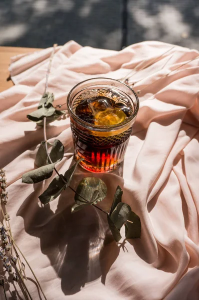 Olika alkoholhaltiga cocktails. Kall dryck med färsk lime och is — Stockfoto