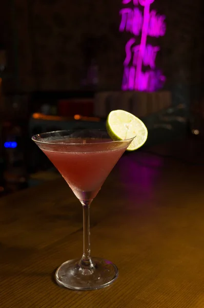 Divers cocktails alcoolisés. Boisson froide avec citron vert frais et glace — Photo