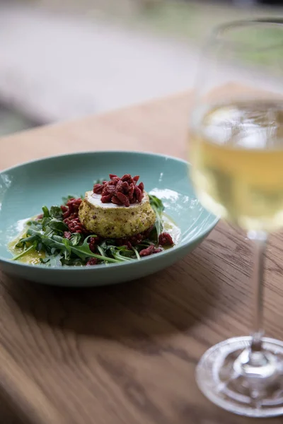 Dania w restauracji. Piękne i smaczne jedzenie na talerzu — Zdjęcie stockowe